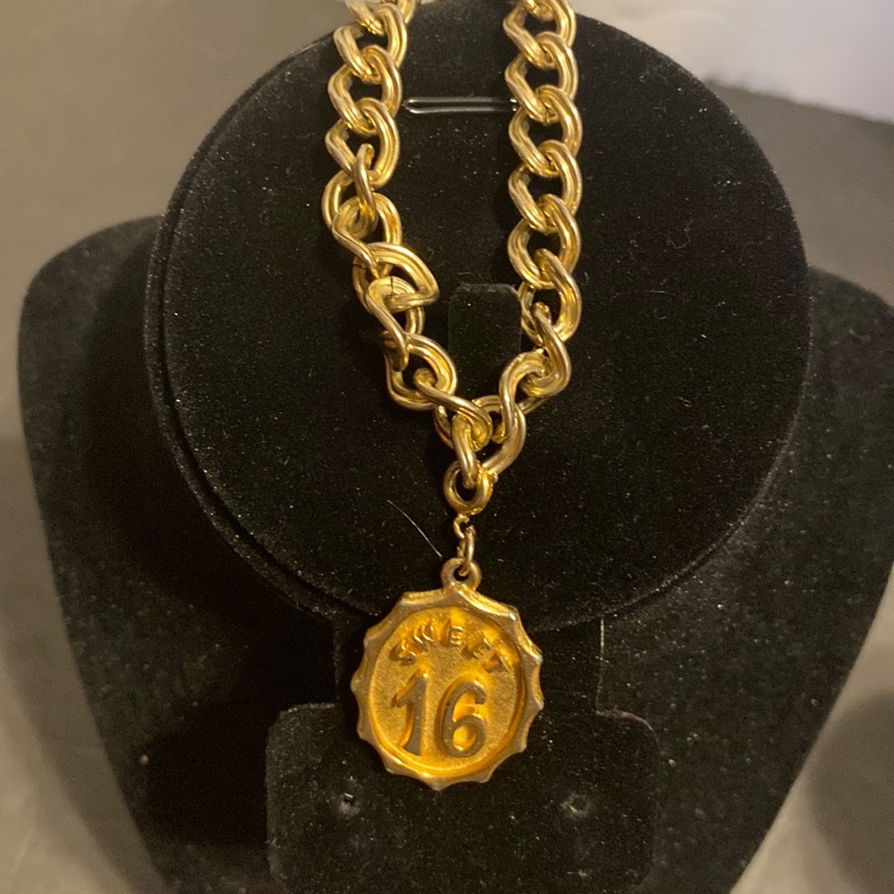 chunky gold tone bracelet w/ sweet 16 charm